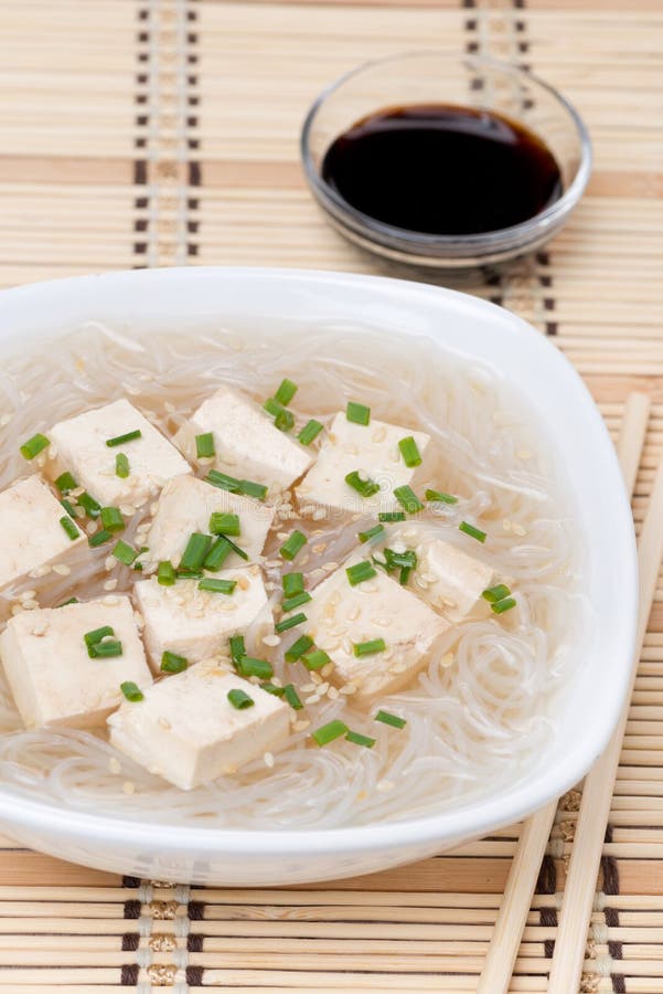 Sopa com macarrão de arroz e tofu marinado, close-up imagens de stock royalty free