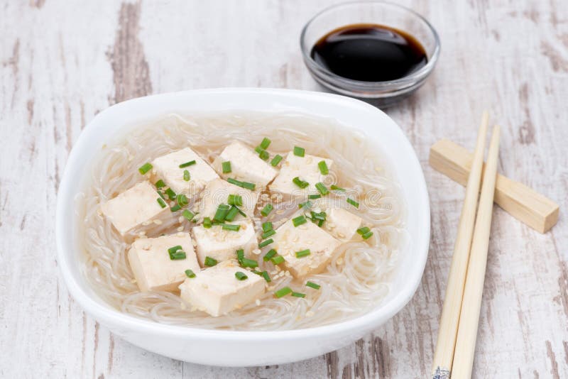 Sopa com macarrão de arroz, tofu e cebolinha imagens de stock royalty free