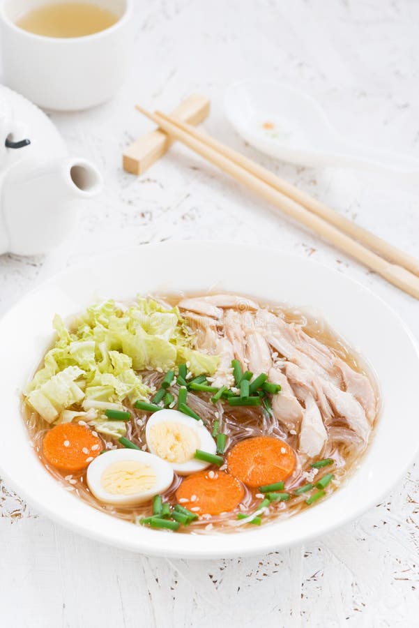 Sopa com macarronetes de vidro, vegetais e galinha, verticais imagem de stock royalty free