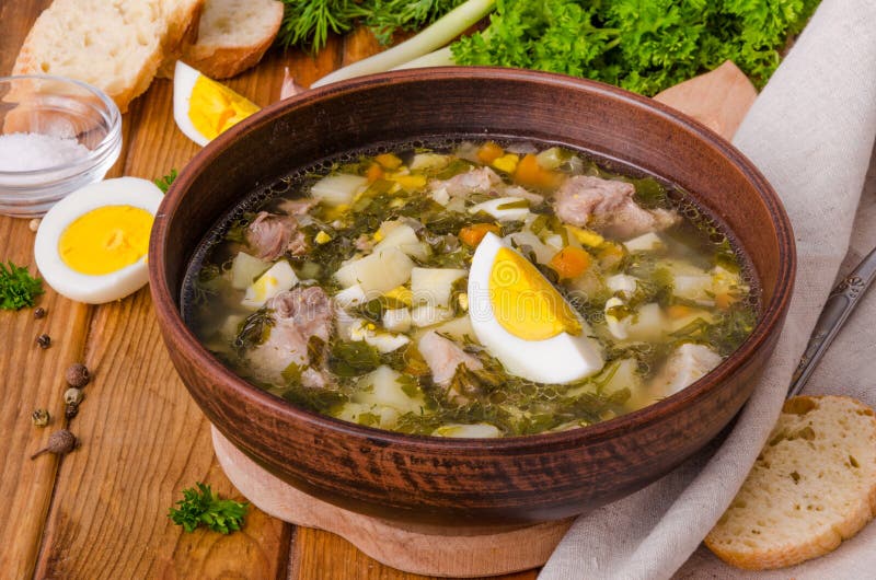 Sopa con las hierbas, las verduras y los huevos frescos fotografía de archivo Sopa con las hierbas, las verduras y los huevos frescos fotografía de archivo