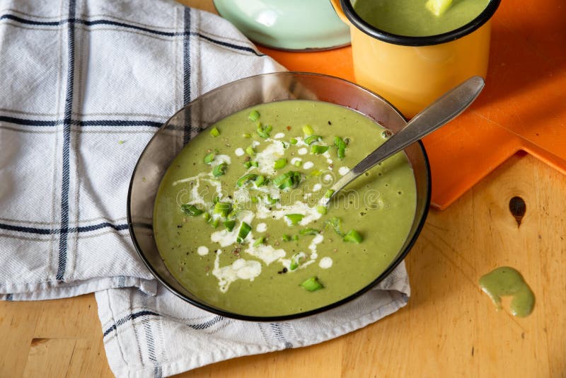 Sopa cremosa dos espinafres, toalha e tabela suja imagem de stock Sopa cremosa dos espinafres, toalha e tabela suja imagem de stock