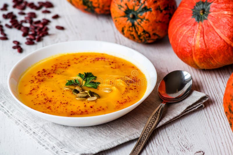 Sopa da abóbora com sementes e salsa Alimento do vegetariano foto de stock Sopa da abóbora com sementes e salsa Alimento do vegetariano foto de stock