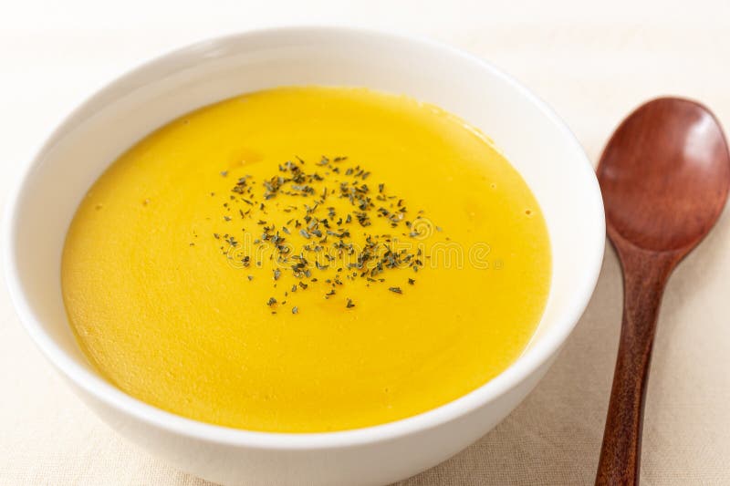 Sopa de abóbora doce feita com abóbora doce fotografia de stock royalty free