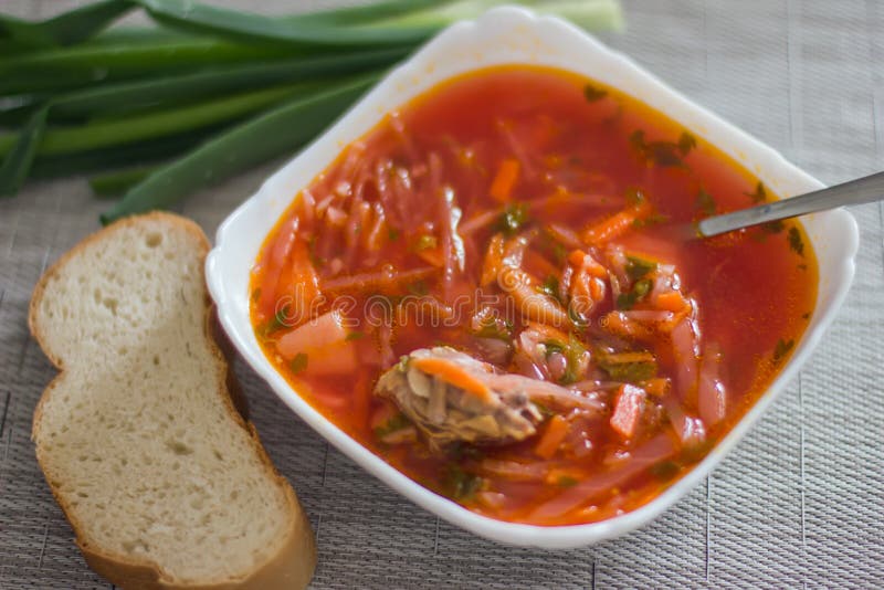 Sopa de beterrabas ucraniana - borscht em uma bacia branca na mesa de cozinha Sopa deliciosa da beterraba Borsch fresca na tabela fotografia de stock Sopa de beterrabas ucraniana - borscht em uma bacia branca na mesa de cozinha Sopa deliciosa da beterraba Borsch fresca na tabela fotografia de stock
