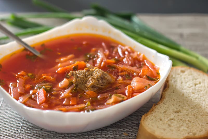 Sopa de beterrabas ucraniana - borscht em uma bacia branca na mesa de cozinha Sopa deliciosa da beterraba Borsch fresca na tabela imagens de stock royalty free Sopa de beterrabas ucraniana - borscht em uma bacia branca na mesa de cozinha Sopa deliciosa da beterraba Borsch fresca na tabela imagens de stock royalty free