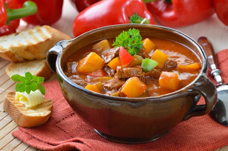 Sopa de cocido húngaro caliente foto de archivo Sopa de cocido húngaro caliente foto de archivo