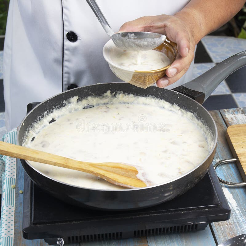 Cara Soprando Numa Colher Para Provar Comida Cozida Foto de Stock - Imagem  de alimento, cozinheiro: 270887440