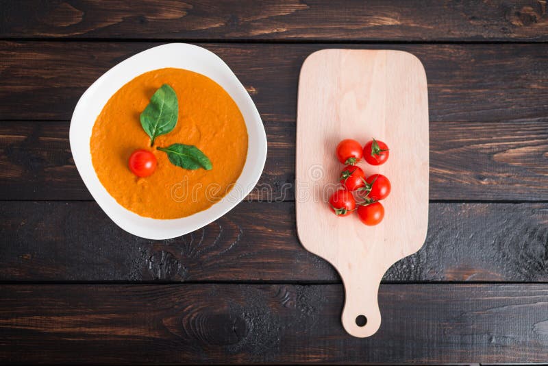 Sopa de creme da ab?bora e da cenoura na bacia em um fundo de madeira R?stico, alimento imagem de stock Sopa de creme da ab?bora e da cenoura na bacia em um fundo de madeira R?stico, alimento imagem de stock