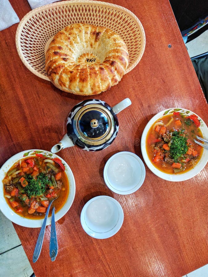 Sopa de fideos asiática tradicional con las verduras y la carne, conocidas como lagman Oriental, cocina del estilo del uzbek Cuen imagen de archivo libre de regalías Sopa de fideos asiática tradicional con las verduras y la carne, conocidas como lagman Oriental, cocina del estilo del uzbek Cuen imagen de archivo libre de regalías