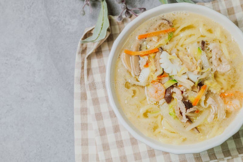 Sopa de fideos blancos picantes de estilo coreano con marisco. Sopa de fideos blancos picantes al estilo coreano con marioodhayan jjamppong