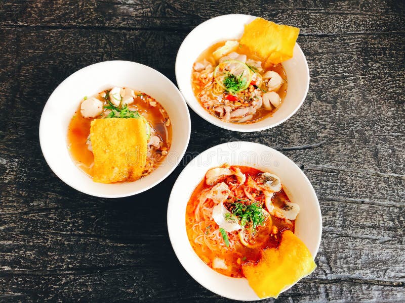 Sopa de fideos con la lubina imagen de archivo libre de regalías Sopa de fideos con la lubina imagen de archivo libre de regalías