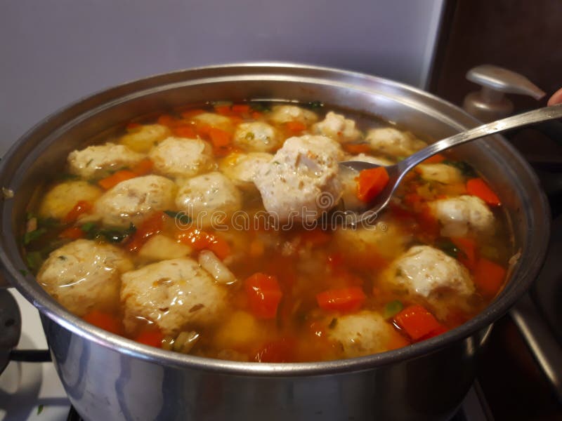 Sopa de la alb?ndiga del pollo Ciorba de perisoare fotografía de archivo libre de regalías Sopa de la alb?ndiga del pollo Ciorba de perisoare fotografía de archivo libre de regalías