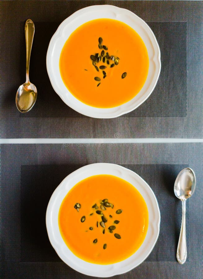Sopa de la calabaza con las semillas de calabaza preparadas en la placa fotos de archivo Sopa de la calabaza con las semillas de calabaza preparadas en la placa fotos de archivo