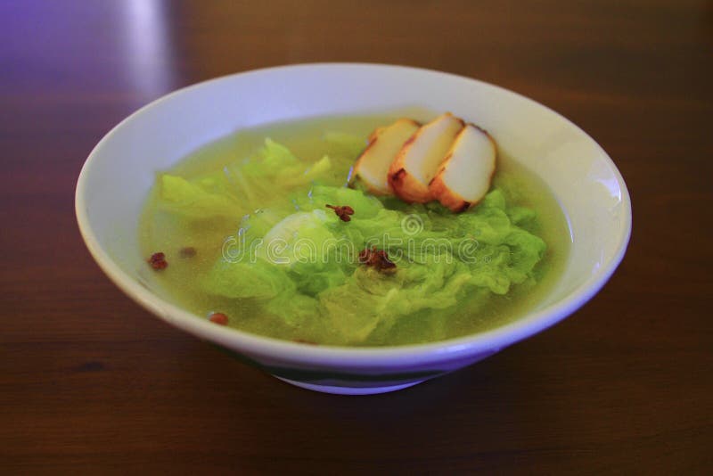 Sopa de la col de China con las rebanadas de la croqueta de pescados foto de archivo libre de regalías Sopa de la col de China con las rebanadas de la croqueta de pescados foto de archivo libre de regalías