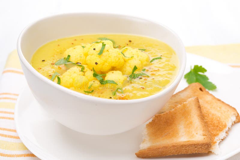 Sopa de la coliflor con el curry, primer imagen de archivo Sopa de la coliflor con el curry, primer imagen de archivo