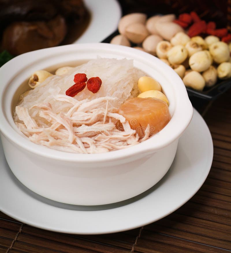 Sopa de la hierba de la jerarquía del pájaro, estilo chino de la comida imagen de archivo libre de regalías Sopa de la hierba de la jerarquía del pájaro, estilo chino de la comida imagen de archivo libre de regalías