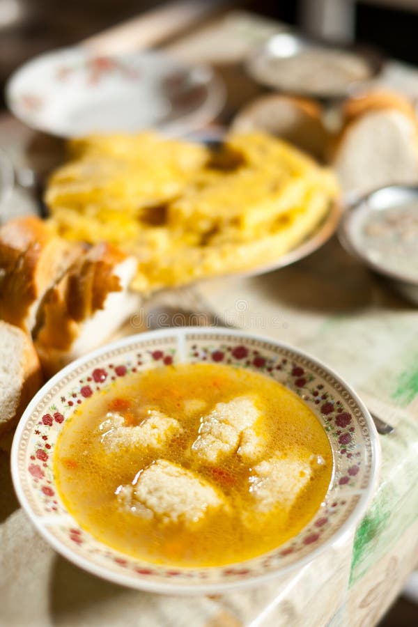 Sopa de las bolas de masa hervida del pollo, alimento rumano tradicional imagenes de archivo Sopa de las bolas de masa hervida del pollo, alimento rumano tradicional imagenes de archivo
