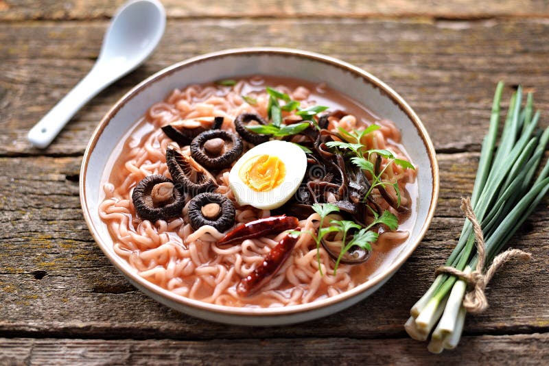 Sopa de macarronete asi?tica dos ramen com cogumelos Alimento saud?vel do vegetariano imagens de stock royalty free Sopa de macarronete asi?tica dos ramen com cogumelos Alimento saud?vel do vegetariano imagens de stock royalty free