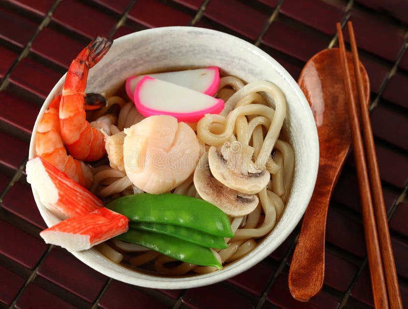 Sopa de macarronete de Udon do marisco, prato japonês popular imagens de stock