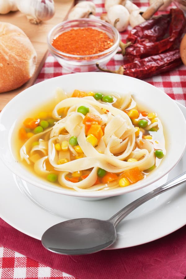 Sopa de macarronete vegetal imagem de stock royalty free Sopa de macarronete vegetal imagem de stock royalty free