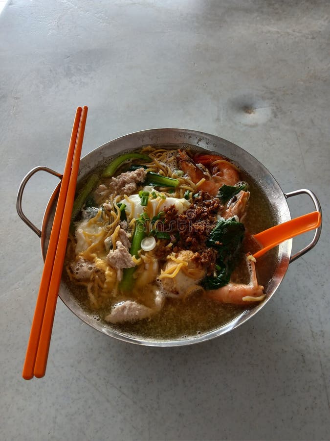 Sopa de macarrão com ovos e marisco foto de stock royalty free