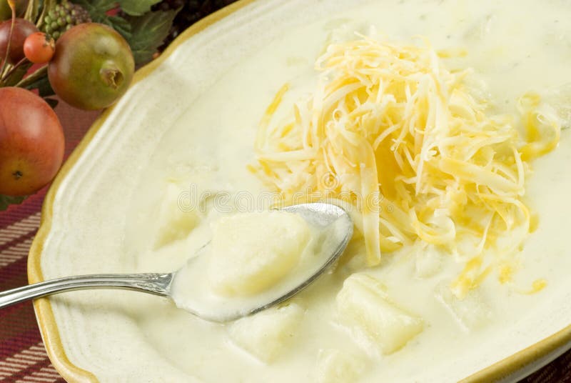 Sopa de patata cremosa hecha en casa con queso