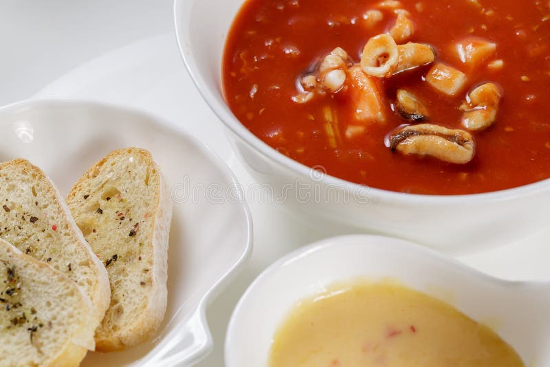 Sopa de remolachas tradicional ucraniana y rusa - borscht en el cla foto de archivo libre de regalías Sopa de remolachas tradicional ucraniana y rusa - borscht en el cla foto de archivo libre de regalías