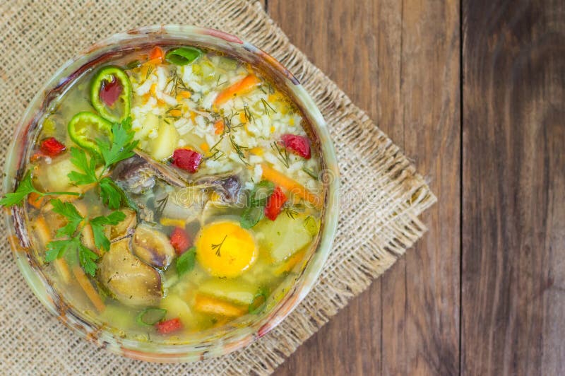 Sopa del arroz con los ombligos del pollo y la yema de huevo Fondo rústico de madera Visión superior Primer imagenes de archivo Sopa del arroz con los ombligos del pollo y la yema de huevo Fondo rústico de madera Visión superior Primer imagenes de archivo