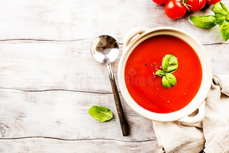 Sopa del tomate en la tabla de madera fotografía de archivo libre de regalías Sopa del tomate en la tabla de madera fotografía de archivo libre de regalías