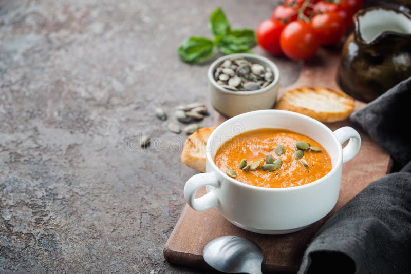 Sopa del tomate en un cuenco blanco imagenes de archivo Sopa del tomate en un cuenco blanco imagenes de archivo
