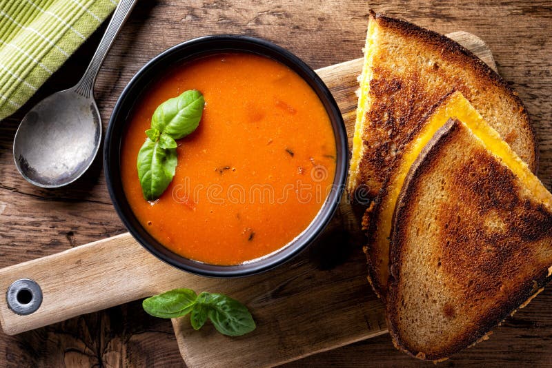 Sopa del tomate y bocadillo asado a la parrilla del queso