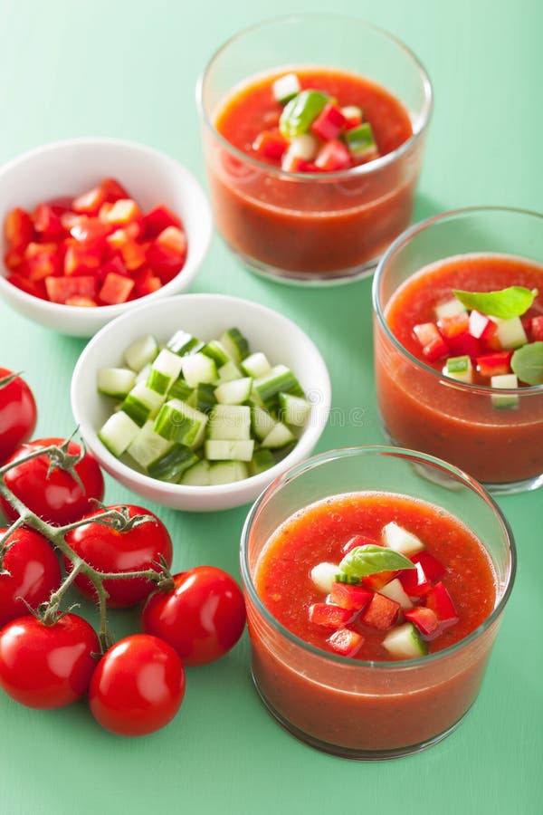 Sopa fría del tomate del gazpacho en vidrios fotografía de archivo libre de regalías Sopa fría del tomate del gazpacho en vidrios fotografía de archivo libre de regalías