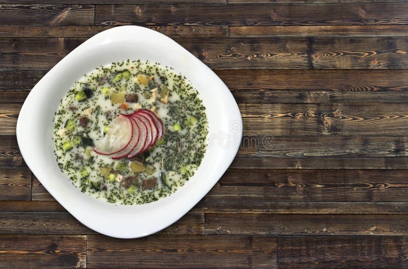 Sopa fría del yogur del verano con el rábano, el pepino, y el eneldo en la opinión superior del fondo de madera Okroshka foto de archivo Sopa fría del yogur del verano con el rábano, el pepino, y el eneldo en la opinión superior del fondo de madera Okroshka foto de archivo