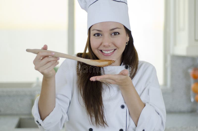 Sopa fêmea bonito do gosto do cozinheiro chefe imagem de stock Sopa fêmea bonito do gosto do cozinheiro chefe imagem de stock
