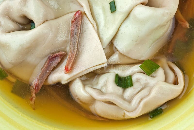 Sopa ganada de la tonelada en un tazón de fuente foto de archivo Sopa ganada de la tonelada en un tazón de fuente foto de archivo