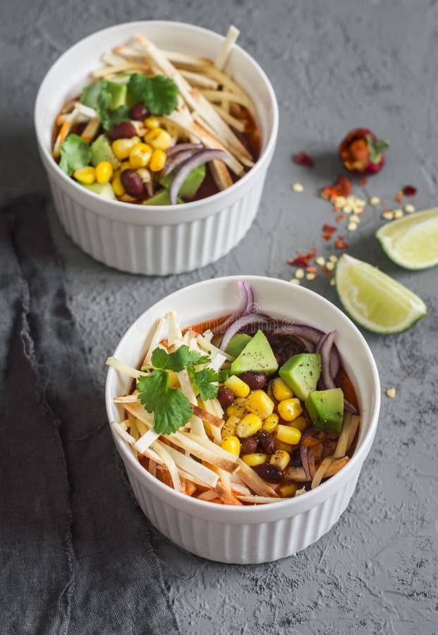 Chimichanga Com Carne à Terra, Feijões E Macro Do Queijo Vertical