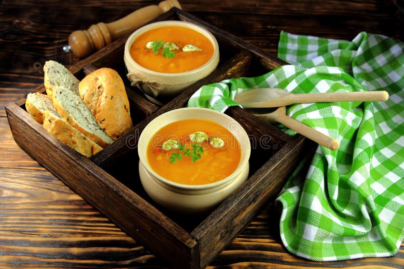 sopa poner crema de la calabaza con crema agria fotografía de archivo libre de regalías sopa poner crema de la calabaza con crema agria fotografía de archivo libre de regalías