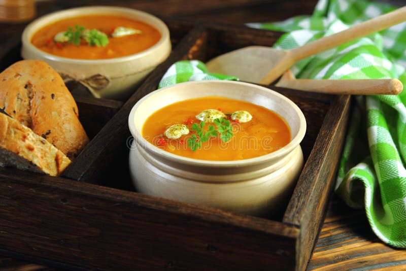 sopa poner crema de la calabaza con crema agria imagen de archivo sopa poner crema de la calabaza con crema agria imagen de archivo