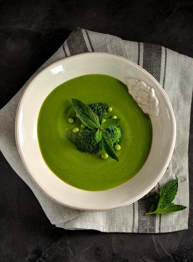 Sopa poner crema sana de guisantes verdes frescos con bróculi y la menta imagenes de archivo Sopa poner crema sana de guisantes verdes frescos con bróculi y la menta imagenes de archivo