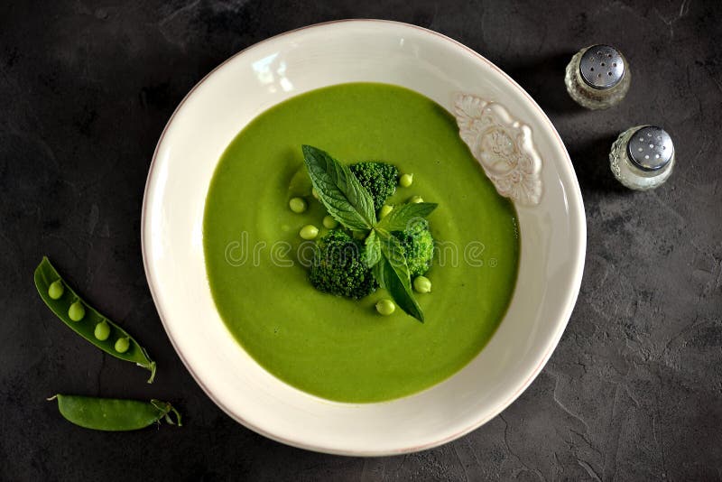 Sopa poner crema sana de guisantes verdes frescos con bróculi y la menta imagen de archivo libre de regalías Sopa poner crema sana de guisantes verdes frescos con bróculi y la menta imagen de archivo libre de regalías