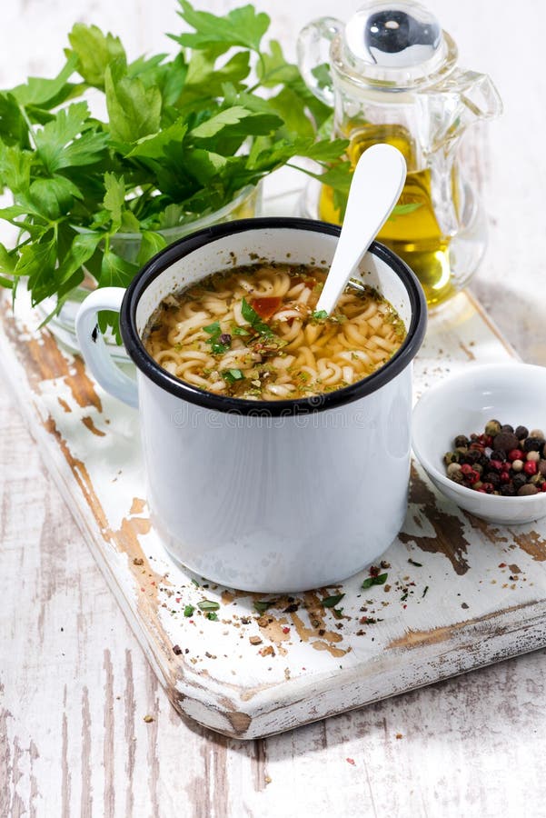 Sopa quente com macarronetes em uma caneca, vertical fotos de stock royalty free