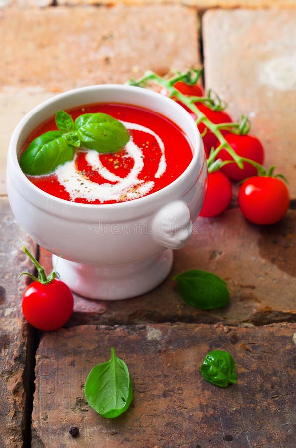 Sopa roja colorida del tomate imágenes de archivo libres de regalías