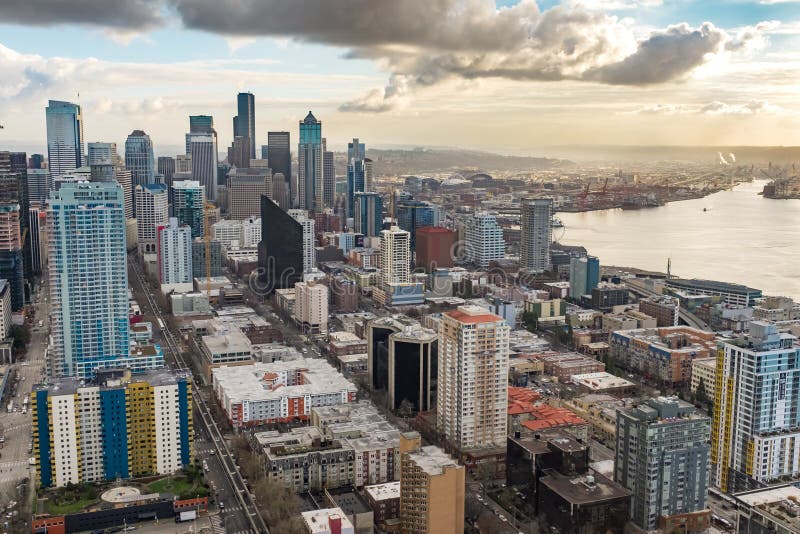 Sopa sikten av den Seattle horisonten från den beskåda plattformen på utrymmevisaren royaltyfri fotografi Sopa sikten av den Seattle horisonten från den beskåda plattformen på utrymmevisaren royaltyfri fotografi