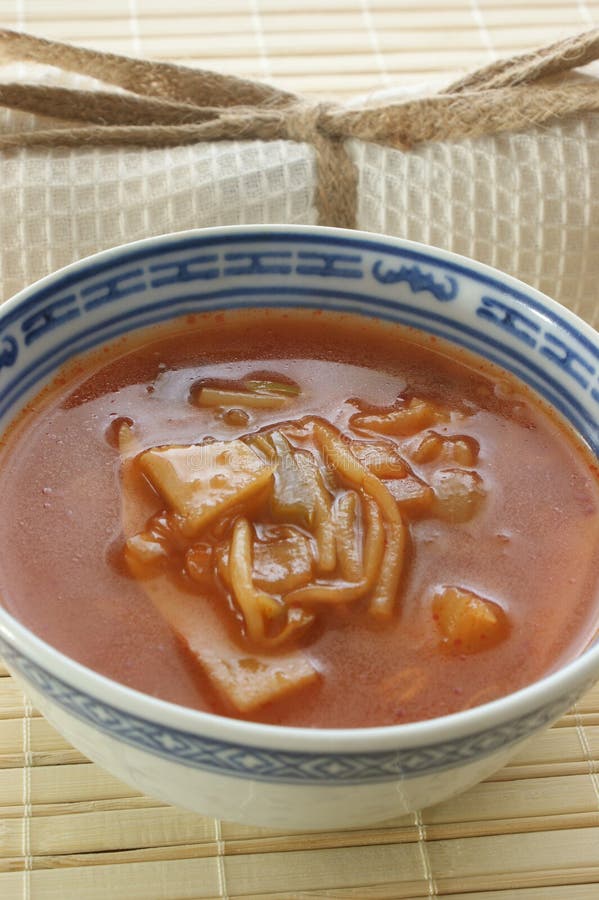 Sopa vegetal asiática con las verduras frescas fotografía de archivo libre de regalías Sopa vegetal asiática con las verduras frescas fotografía de archivo libre de regalías