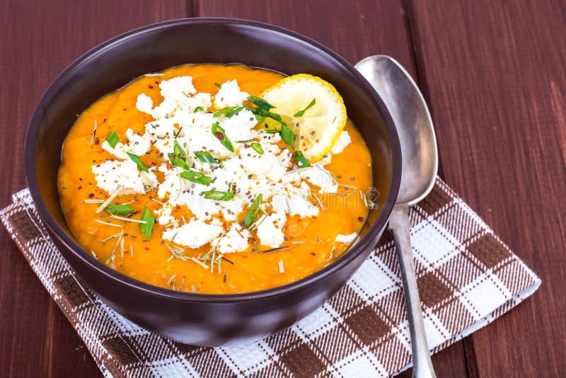 Sopa vegetal de la crema de la dieta con queso de cabra imagenes de archivo Sopa vegetal de la crema de la dieta con queso de cabra imagenes de archivo
