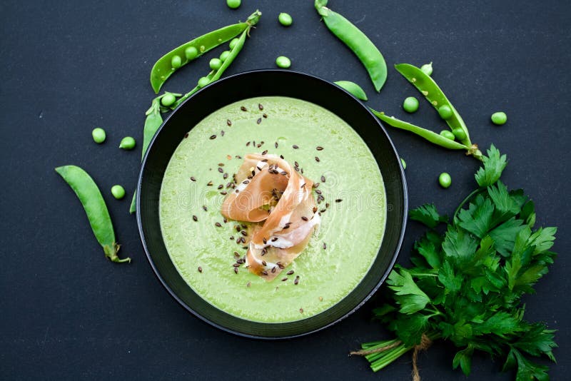Sopa verde sana con el jamón y los guisantes en un fondo fotos de archivo libres de regalías Sopa verde sana con el jamón y los guisantes en un fondo fotos de archivo libres de regalías