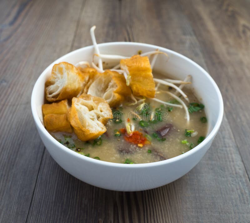 Sopa vietnamiana do órgão do porco ou sopa dos miúdos imagem de stock royalty free Sopa vietnamiana do órgão do porco ou sopa dos miúdos imagem de stock royalty free