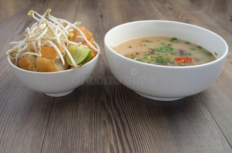 Sopa vietnamiana do órgão do porco ou sopa dos miúdos foto de stock Sopa vietnamiana do órgão do porco ou sopa dos miúdos foto de stock