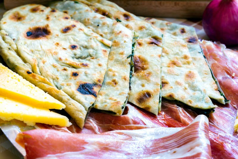 Soparnik met prosciutto en kaas stock fotografie Soparnik met prosciutto en kaas stock fotografie