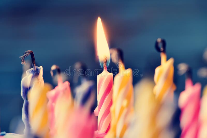 Soplar hacia fuera las velas de una torta imagenes de archivo Soplar hacia fuera las velas de una torta imagenes de archivo